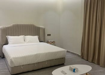 شقة بغرفة معيشة وغرفتين نوم 