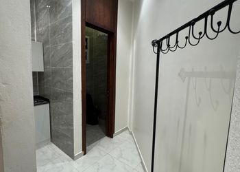  استديو حديث بأثاث بسيط