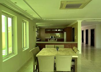 شاليه مطل على البحر و 4 غرف نوم