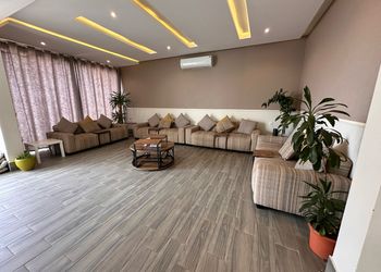 شاليه بمسطح اخضر ومسبح 