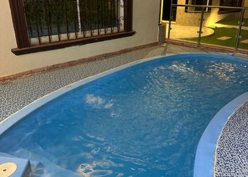 شاليه بمسطح اخضر ومسبح 