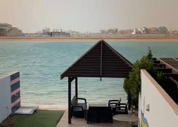 ڤيلا بمسبح مطل على البحر