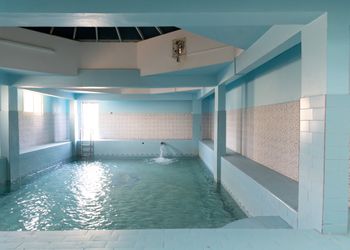 شاليه بمسطح اخضر وجلسة خارجية 