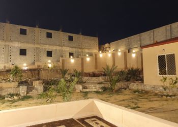استراحة بمجلس واسع وفناء خارجي