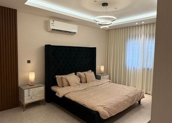 شقة بغرفة معيشة وغرفتين نوم 