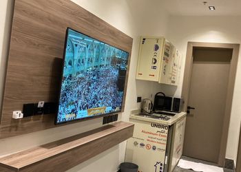 شقة بصالة جلوس وغرفة نوم مريحة 