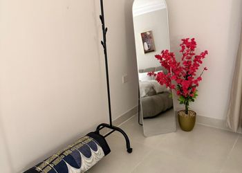 استديو بسرير ماستر وجلسة مريحة 