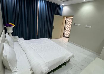 شاليه بمسطح اخضر ومسبح