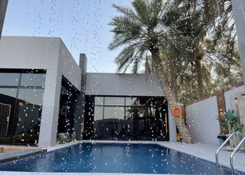 شاليه بمسطح اخضر وجلسة خارجية 