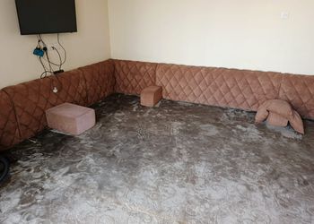 شاليه بجلسة خارجية مطلة على مسبح