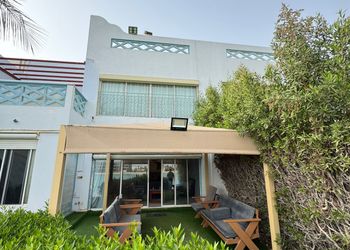 شاليه بمسطح اخضر وجلسة خارجية 