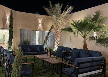 شاليه بمسطح اخضر وجلسة خارجية 