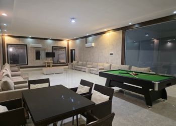 استراحة بمجلس وفناء خارجي 