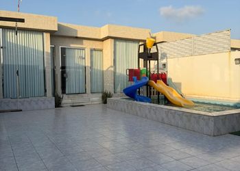 شاليه بجلسة خارجية و ألعاب مائية 