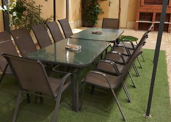 شاليه بجلسة خارجية ومسطح اخضر