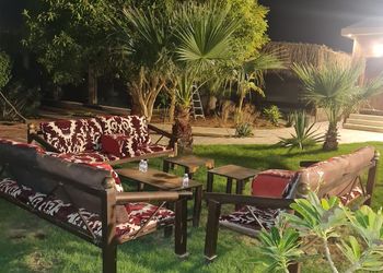 استراحة بجلسات خارجيةومسبح داخلي