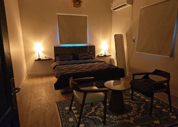 استديو بسرير ماستر وأثاث مريح 