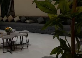 شاليه بجلسة خارجية ومسطح اخضر