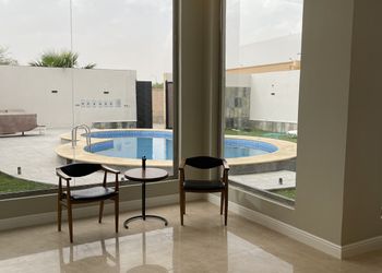 شاليه بمسطح اخضر و مسبح