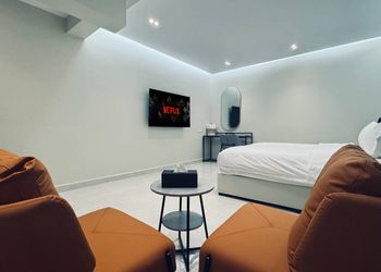 استديو بأثاث مريح وبسيط 