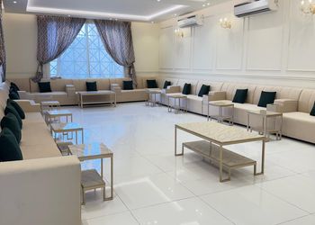 شاليه بمسطح اخضر وجلسة خارجية