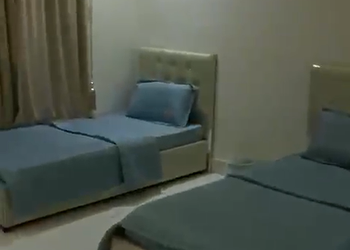 شاليه بجلسة خارجية على مسبح