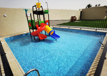 شاليه بمسبح وألعاب مائية