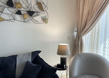شقة ببلكونة بإطلالة بحرية ساحرة 