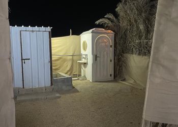 مخيم بألعاب أطفال وبيت شعر 