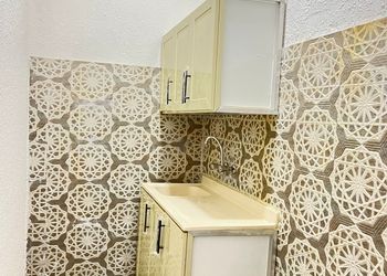 غرفة بأثاث مريح وبسيط