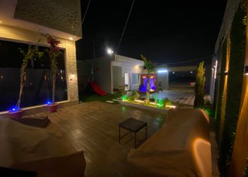 شاليه بمسطح اخضر ومسبح 