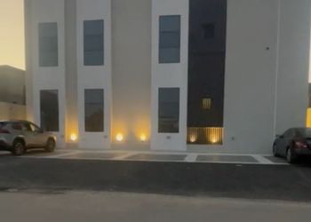 شقة بغرفة جلوس وغرفتين نوم 