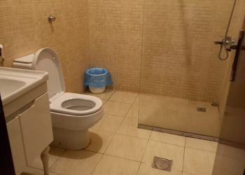 شقة بصالة وغرف نوم