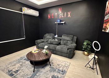 شقة بغرفة سينما وغرفتين نوم