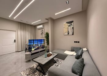 شقة بدخول ذاتي وتصميم أنيق 