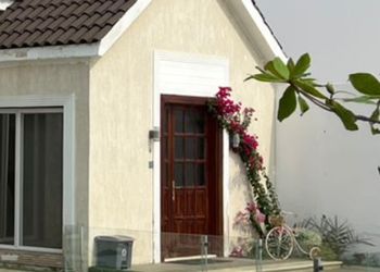 استراحة بجلسة مطلة على مسبح 