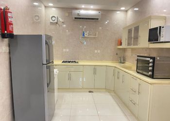 شاليه بمسطح اخضر وجلسة خارجية 