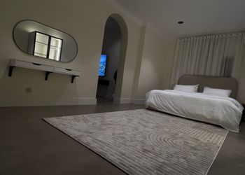 شقة بغرفة معيشة وغرفة نوم 