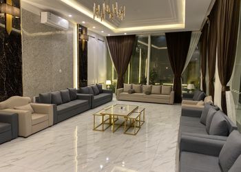 شاليه بجلسة تطل على مسبح خارجي 