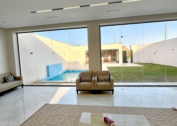 شاليه بمسطح اخضر ومسبح 