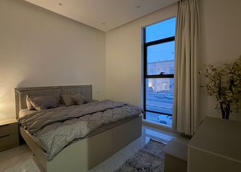 شقة بغرفة معيشة وغرفة نوم 