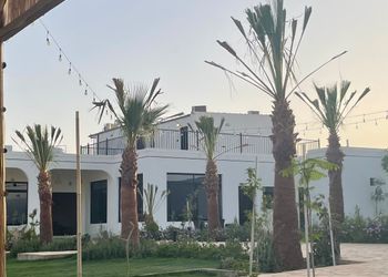 استراحة بمجلس وفناء خارجي 