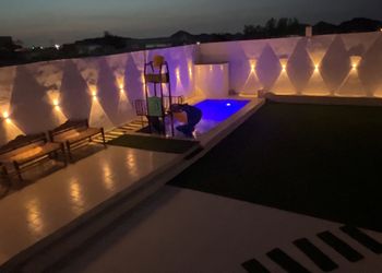 شاليه بألعاب مائية وجلسة خارجية