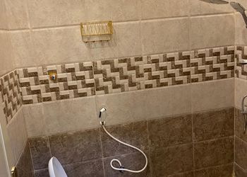 شاليه بجلسة تطل على مسبح خارجي 