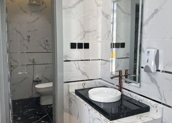 شاليه بجلسة تطل على مسبح خارجي 