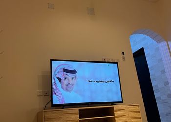 شاليه بجلسة خارجية ومسطح اخضر