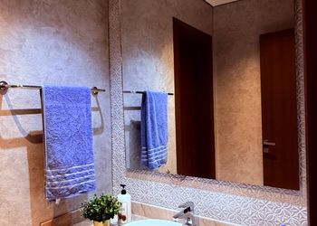 استديو بأثاث مريح وبسيط 