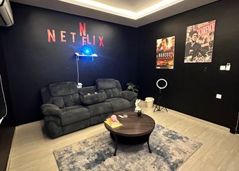 شقة بغرفة سينما وغرفتين نوم