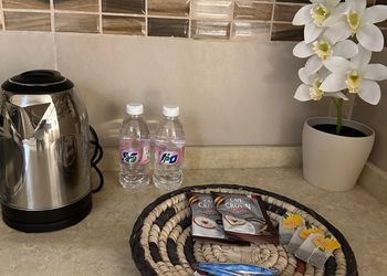 استديو بأثاث مريح وبسيط 