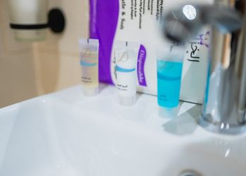 شقة بغرفة معيشة وغرفتين نوم 